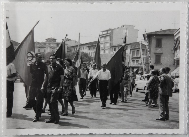 Poggibonsi, 18-19 luglio 1964, XX° anniversario della liberazione e conferimento ad Alcide Cervi della cittadinanza onoraria. Corteo per le vie della città